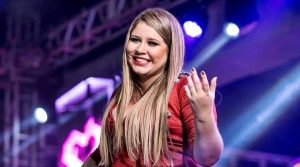 Marília Mendonça tem roupa criticada e dá fora em seguidora