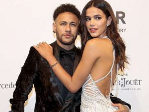 Bruna Marquezine faz hora extra na Globo para ir à Russia