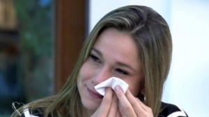 Fernada Gentil passa mal na Rússia, mas tranquiliza fãs