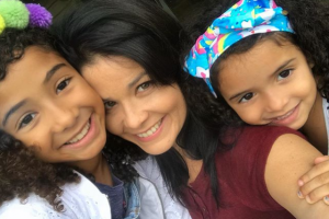 Samara Felippo se assusta com decisão de sua filha em analisar os cabelos: “Só tem sete anos”
