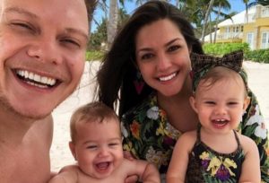 Thais Fersoza vai às lágrimas em aeroporto na Grécia