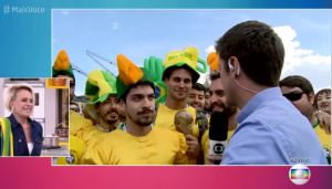 Fantasia de louro José é sucesso na Rússia, rendem um extra, e Ana Maria Braga os convida para seu programa