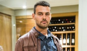 Seguidor pergunta se ator da Globo já saiu do armário após ele publicar foto