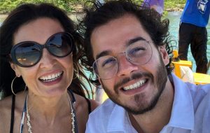 Fátima Bernardes e Túlio Gadêlha trocam carícias no show do cantor Lenine
