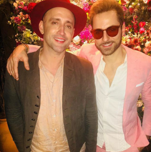 Paulo Gustavo e Thales Bretas amiudam seus votos durante casamento de Isis Valverde