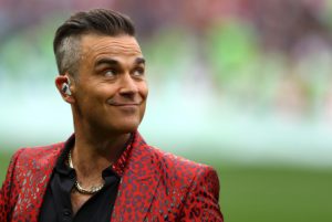 Robbie Williams fala sobre gesto obsceno durante abertura da Copa: “Não confio em mim mesmo”