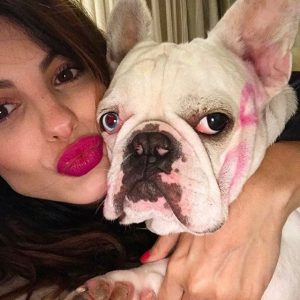 Sthefany Brito homenageia seu cachorro com tatuagem: “Sempre comigo”