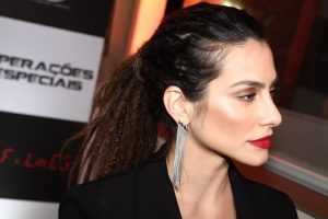 Estressada! Cleo perde a paciência com especulações de plasticas de internautas e revida