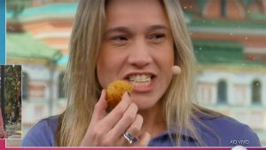 Fernanda Gentil ganha coxinha de Ana Maria e brinca ao dizer que guardará para Ronaldo