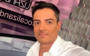 Leo Dias se revolta e pergunta se alguém tem boneca para emprestar ao chefe