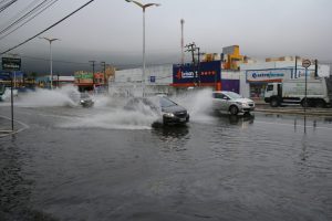 Fortes chuvas em Fortaleza causa caos em trânsito