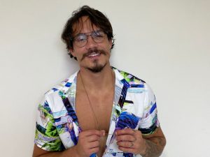 BBB22: Eliezer choca a casa após falar de ménage com homem e mulher ao mesmo tempo