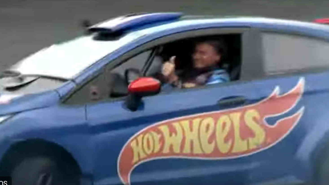 O presidente Bolsonaro aproveitou sua folga para brincar de Hot Wheels no Beto Carreiro World, enquanto a Bahia estava em crise por conta das fortes chuvas. (Foto: Reprodução)