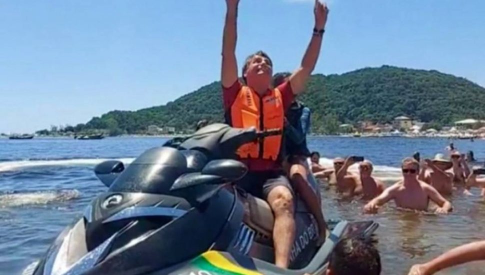 O 'Mito' andou de Jet Ski, fez manobras, foi em lotéricas apostar na MegaSena e fez manobras em parque temático com dinheiro público na virada. (Foto: Reprodução)