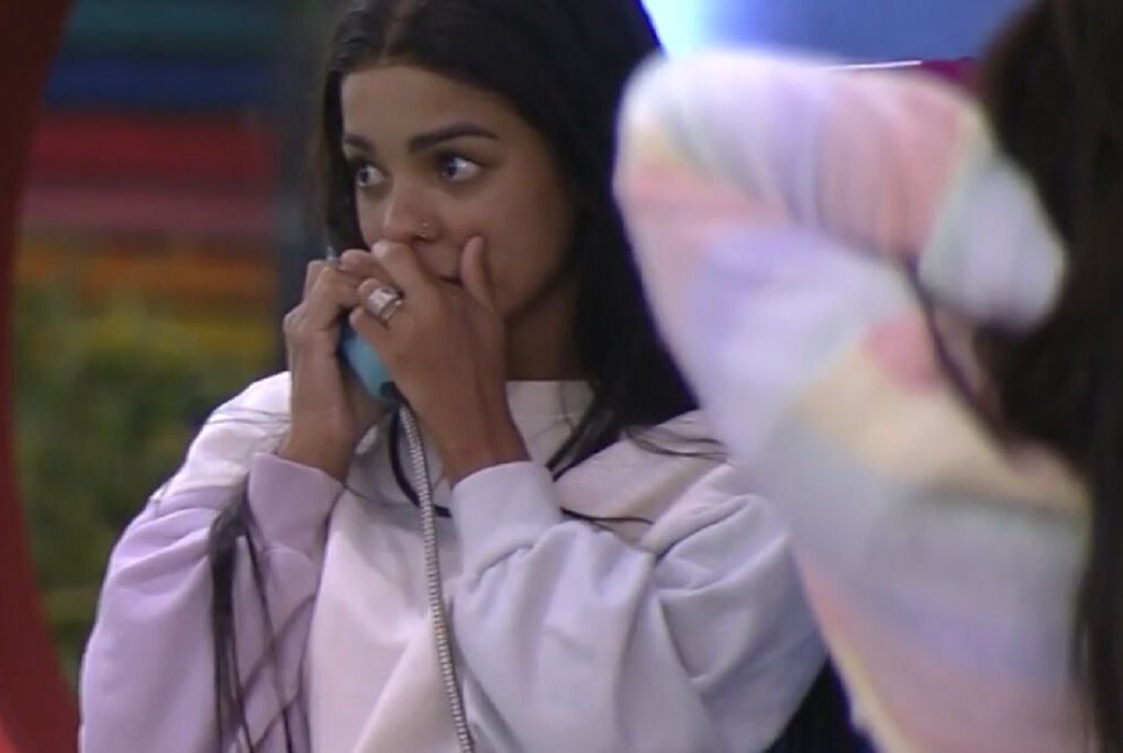 Brunna atende o big fone