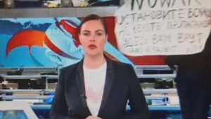 Canal russo é invadido em protesto contra a guerra