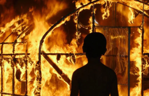 Criança de 10 anos toca fogo em professora por conta de discussão com colega