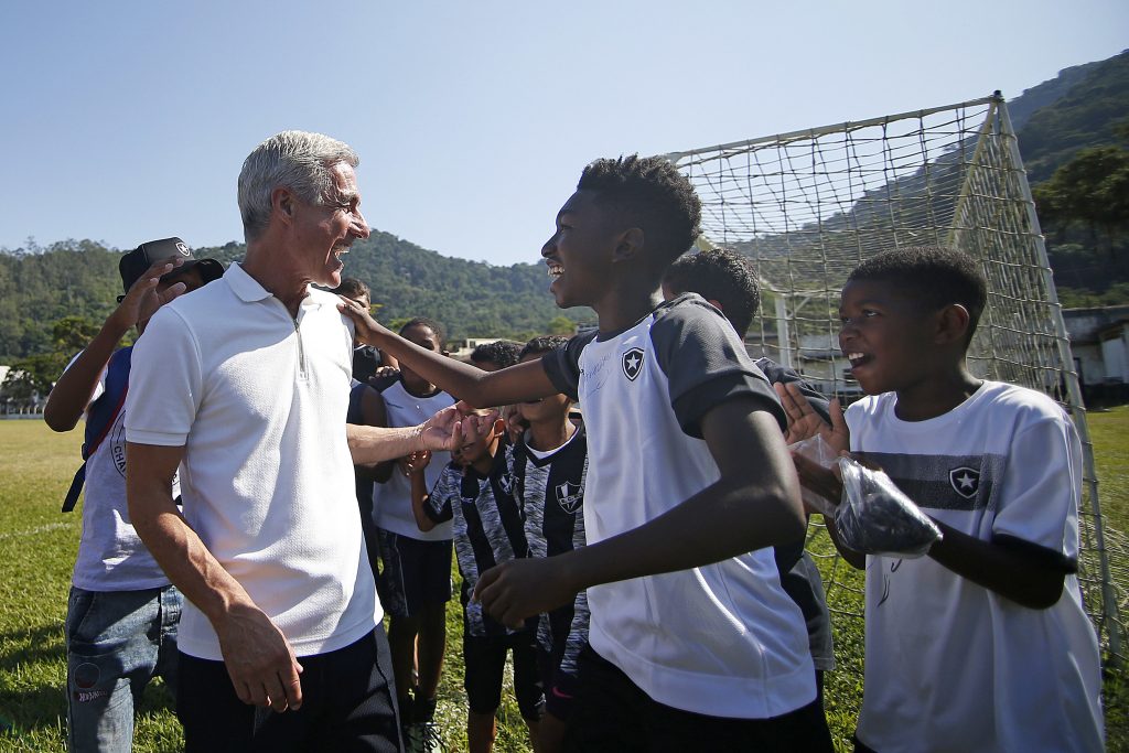 Luís Castro, Botafogo, Mané Garrincha, Garrincha, Pau Grande, Pau Grande Magé, Cidade Natal de Garrincha, Terra natal de Garrincha, Luís Castro em Pau Grande, Luís Castro em Magé, Por dentro da história, Magé, Rio de Janeiro, Pau Grande RJ, Tv, Online, Brasil, Grátis, Br, Fm, Escola Municipal Mané Garrincha