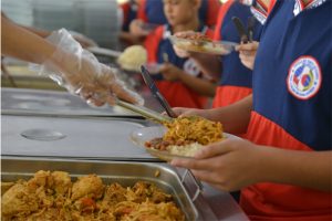 Escolas públicas fechando e sem merenda crianças passam fome