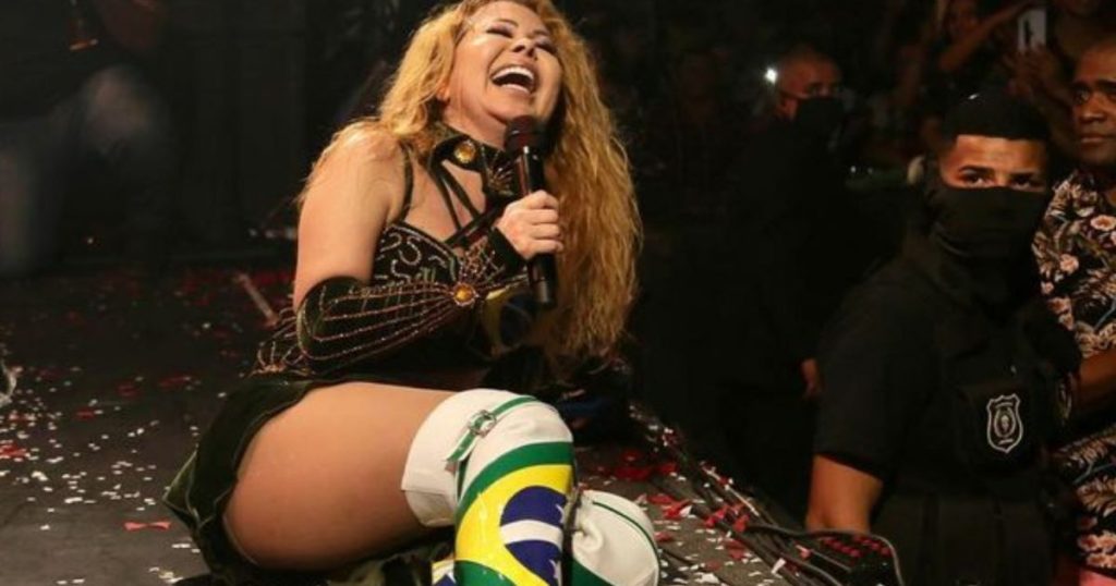 Joelma caiu, Joelma, Queda Joelma, Dia internacional da queda, joelma caiu no show, show de Joelma, Banda da Joelma, Tv online br, tv online brasil, tv online grátis, fusca