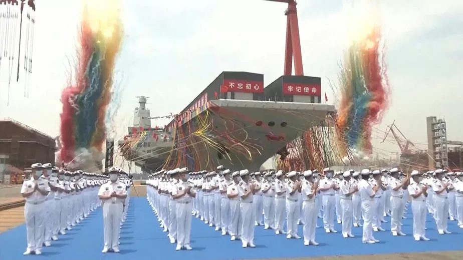 Cerimônia de inauguração do porta-aviões Fujian, em Xangai, na China.