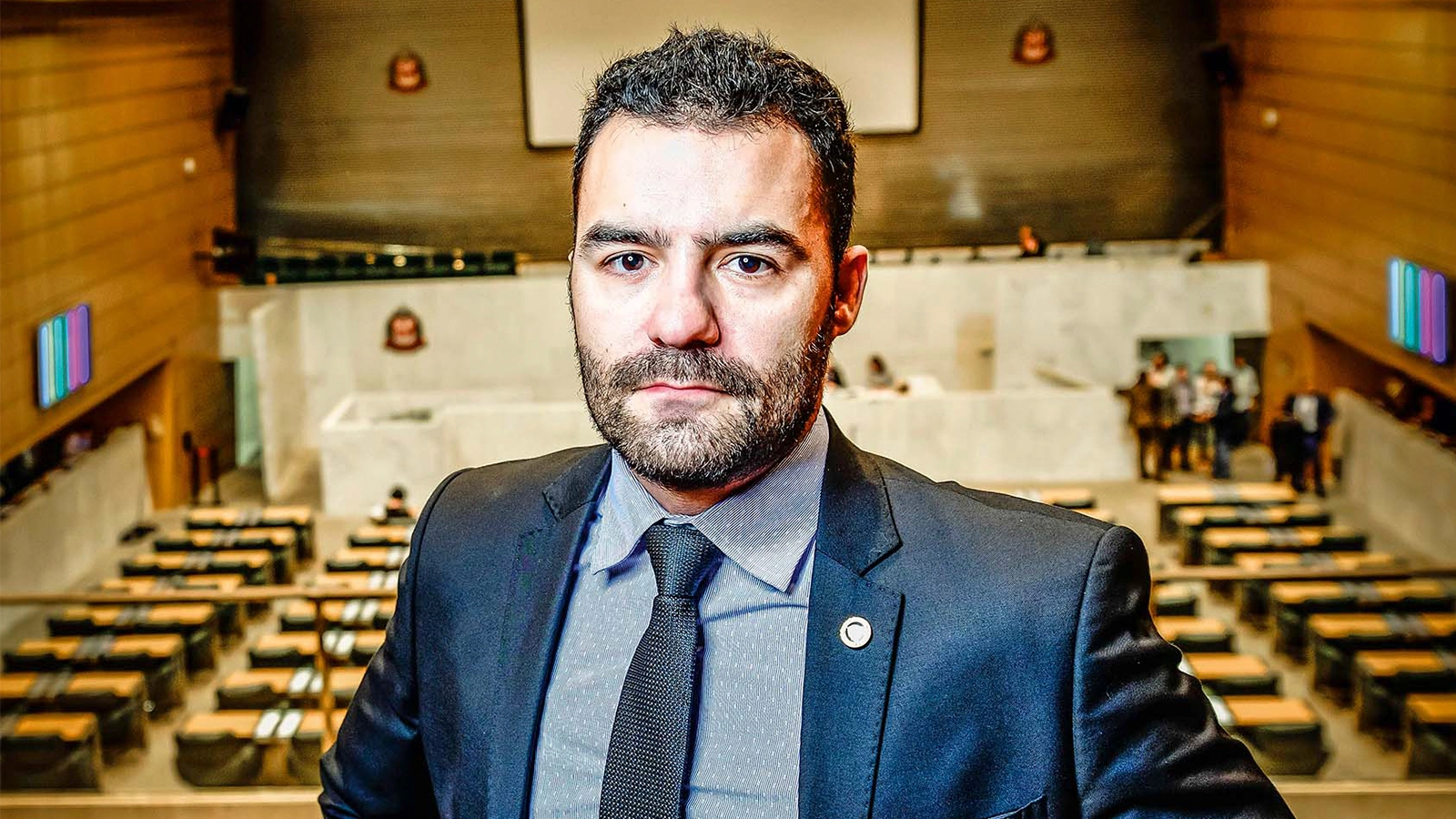 Deputado Arthur do Val não revidou enquanto equipe o agredia