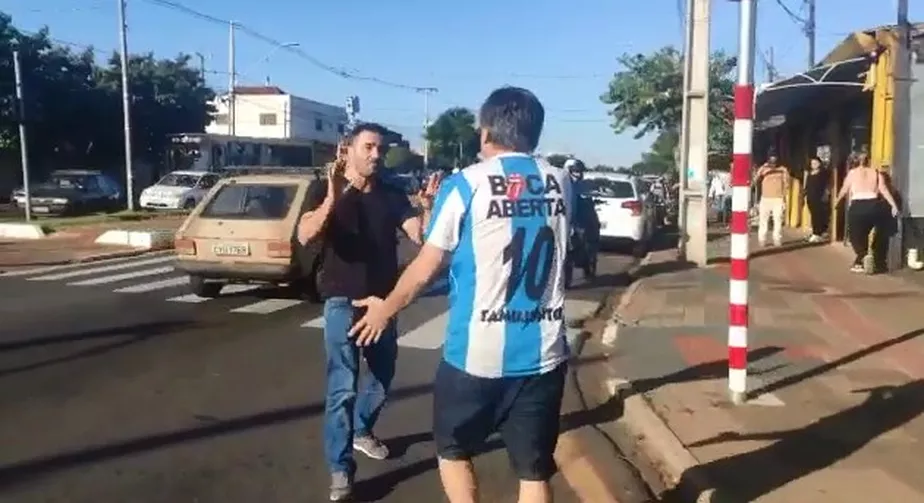 Ex-Deputado Boca Aberta agredindo Mamãe Falei no meio da rua