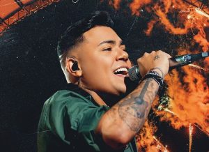 Avião de Felipe Araújo passa por problemas durante voo