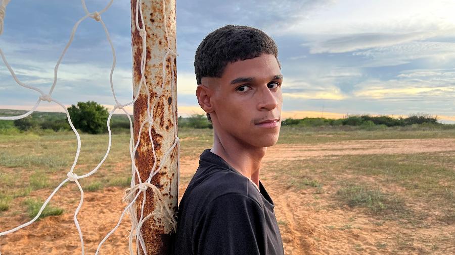 O jovem Iran Ferreira é fenômeno no Brasil e no mundo inteiro pelo futebol simples, carisma e humildade