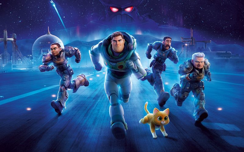 Cartaz mostra Buzz Lightyear e sua tripulação. Filme já está em cartaz nos cinemas do Brasil