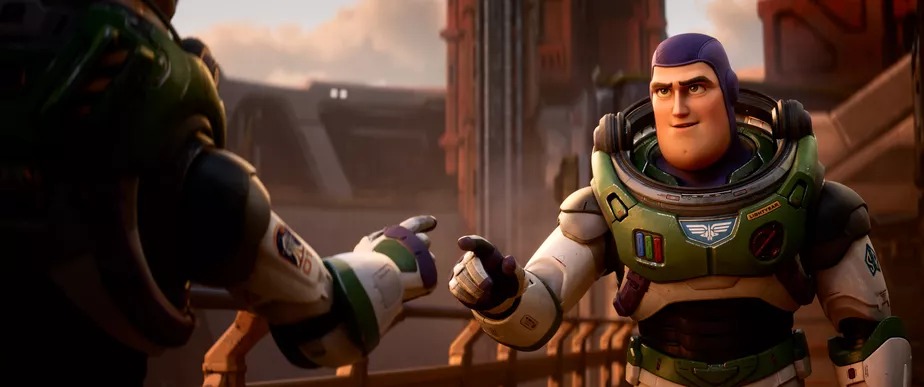 Segundo a Pixar, ambos os personagens existem, o boneco Buzz e o patrulheiro Buzz Lightyear.