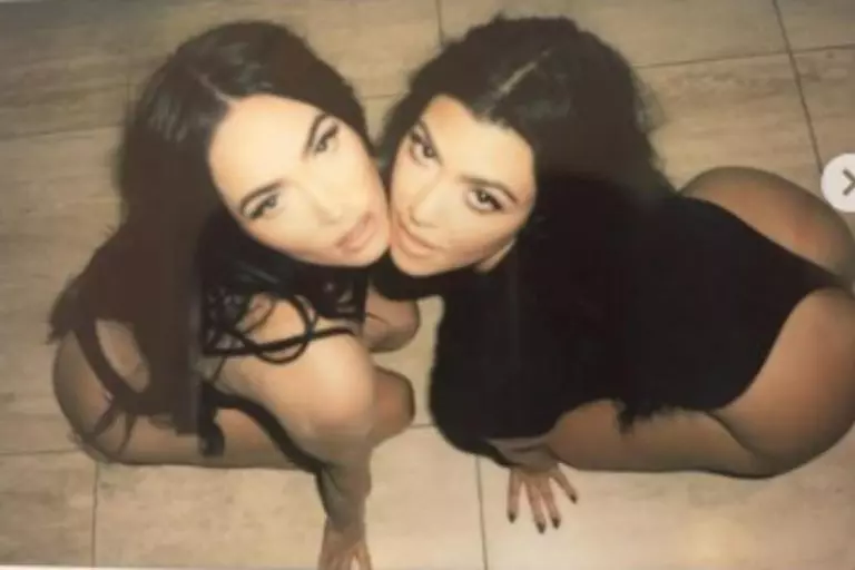 Kourtney e Megan sensualizando, semi nudes, seminuas