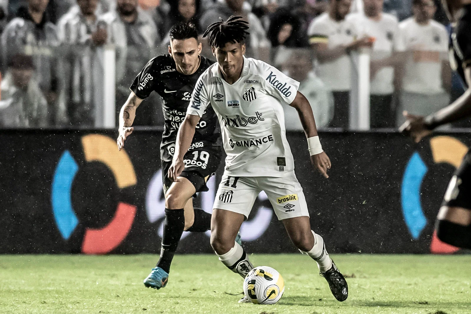 Onde assistir Santos x Corinthians no Campeonato Brasileiro ao vivo. foto: reprodução. 