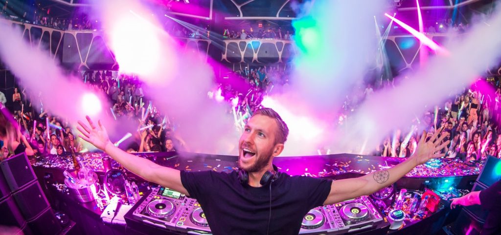 DJ Calvin Harris, um dos maiores nomes do gênero no mundo, voltará ao Brasil para shows durante o Carnaval do próximo ano.