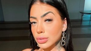 Mc Mirella humilha fã nas redes sociais