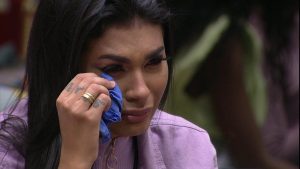 Pocah passa mal durante apresentação em evento