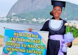 Mulher faz tatuagem para tentar vaga no BBB e Boninho reage