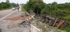 Acidente entre caminhões na BR-476 deixa dois mortos