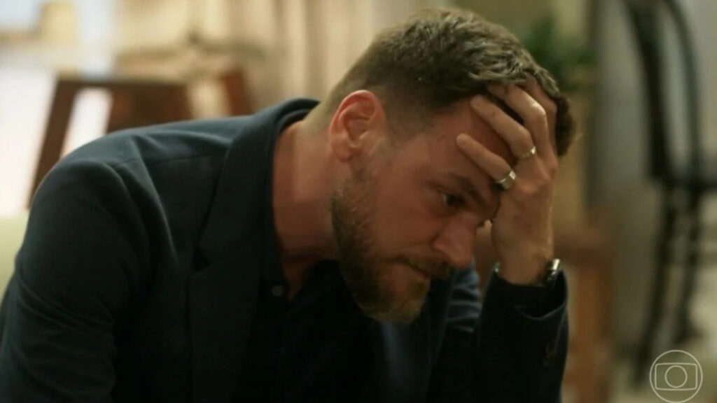 Theo (Emilio Dantas) em Vai na Fé (Foto: Reprodução)