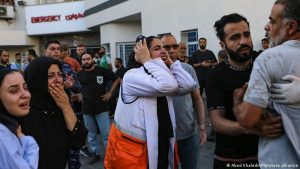 Israel bombardeia hospital em Gaza e é massacrado por críticas