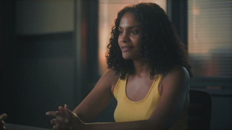 Na imagem, aparece a protagonista de Terra e Paixão, Aline (Bárbara Reis)