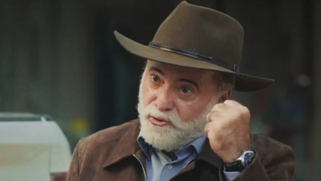 Aparece na imagem, de forma central, o protagonista da novela Terra e Paixão, o personagem Antônio