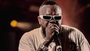 Rapper Djonga fica de cueca no palco, após sua bermuda pegar fogo