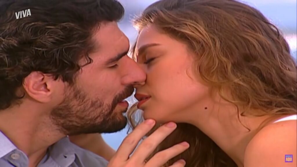 Na imagem, aparecem, da esquerda para a direita, o Padre Pedro e Estela, personagens de Mulheres Apaixonadas (Foto: Reprodução)