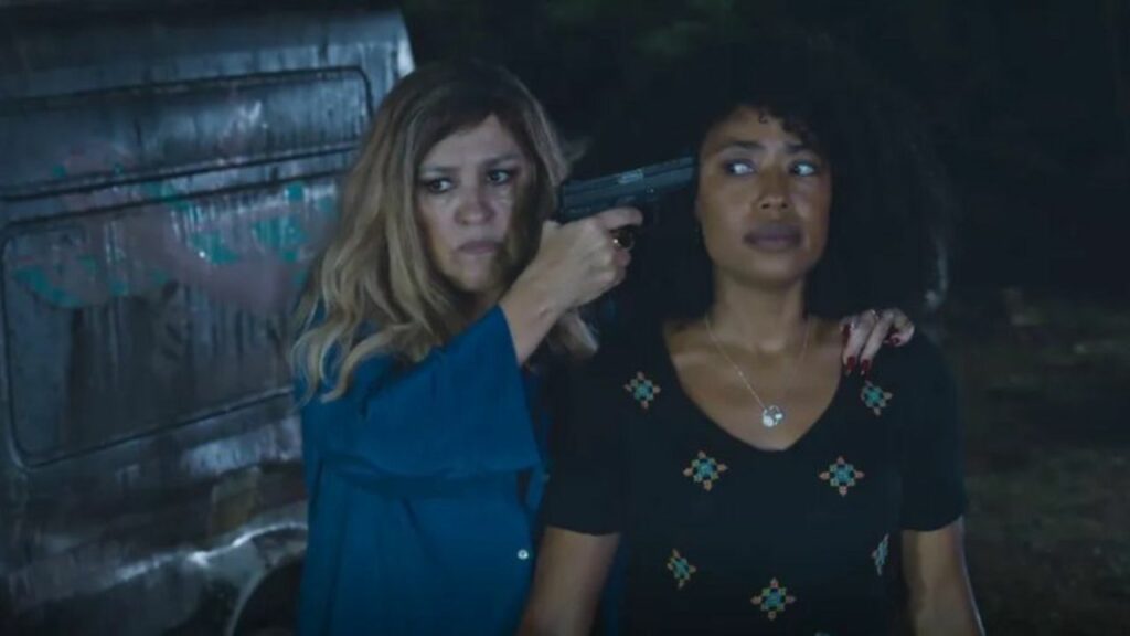 Zoé (Regina Casé) ameaça Judite (Mariana Nunes); ela morre em Todas as Flores? (Foto: Reprodução)