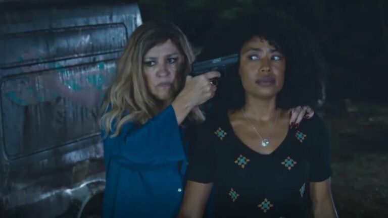 Todas as Flores: Judite morre? Zoé chantageia Humberto e o pior acontece: "Está sangrando" 8 Zoé (Regina Casé) ameaça Judite (Mariana Nunes); ela morre em Todas as Flores? (Foto: Reprodução)