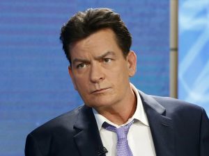 Charlie Sheen, estrela de ‘Two And a Half Men’, é atacado por vizinha furiosa