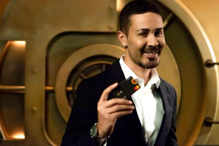 Carlinhos Maia segurando o cartão do Girabank