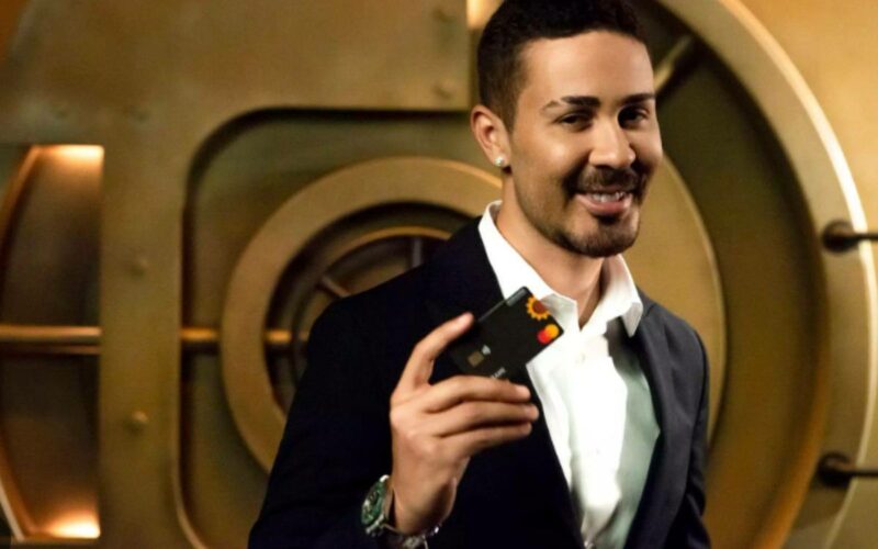 Carlinhos Maia segurando o cartão do Girabank