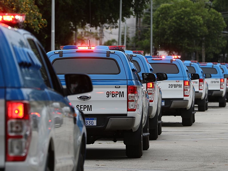 Policia prende criminosos após torturarem um morador no Rio de Janeiro.